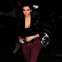 Kim Kardashian smiling while on her way to visit friend Jonathan Cheban | Picture 107216